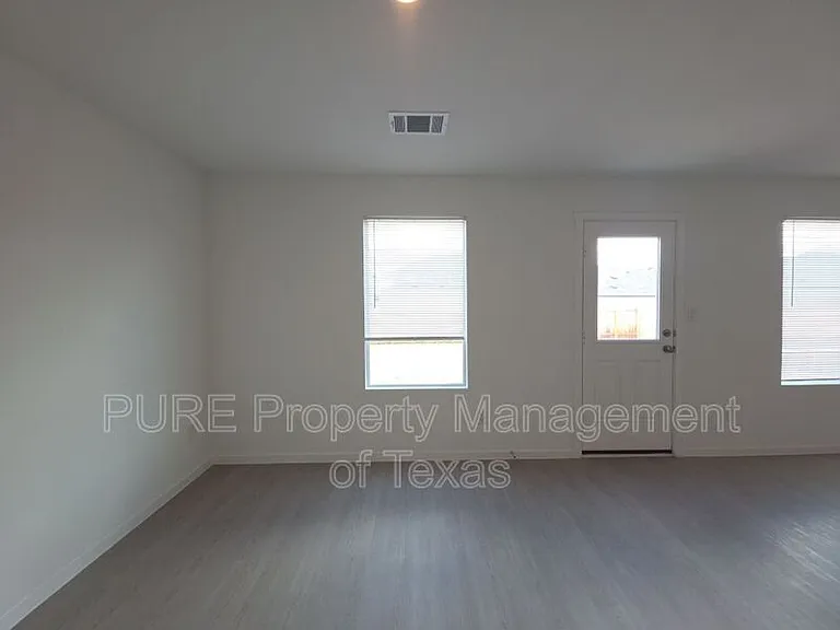 313 Stratus Ln — Photo 4