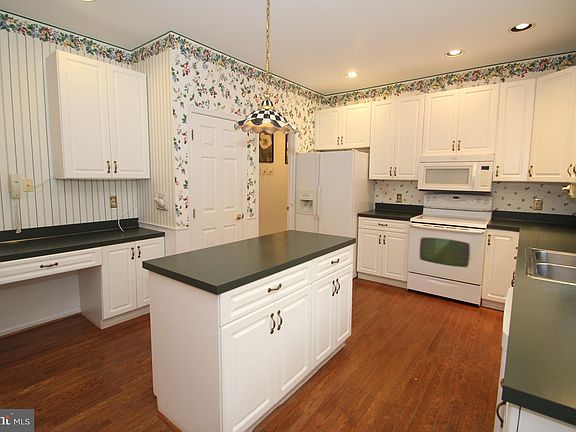 5th image of 302 Meadow Glen Dr