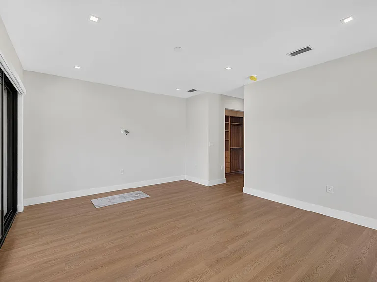 704 SW 9th St — Photo 51