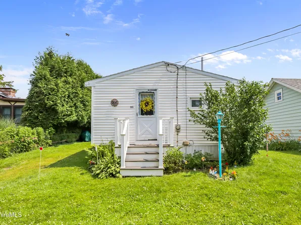 205 Lake Shore Dr, Cheshire, MA 01225