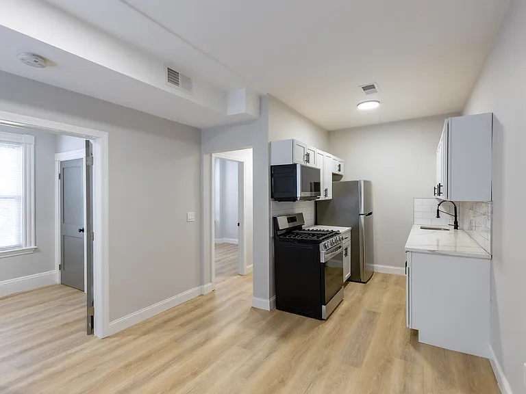 628 E 6th St #2 — Photo 2