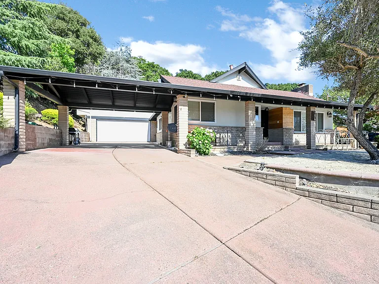 4871 Beacon Hill Dr — Photo 2