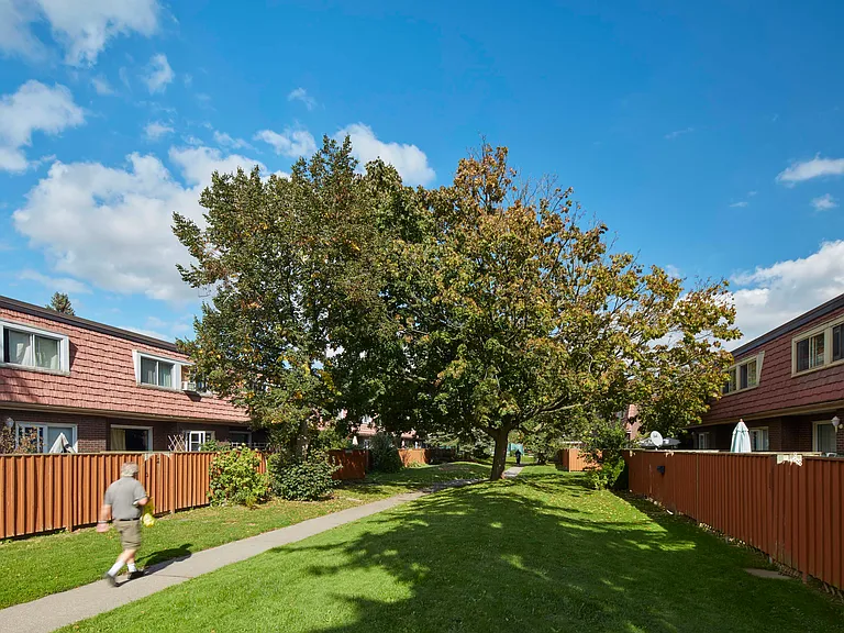 610 Surrey Ln — Photo 15