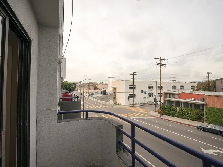 3426 W 1st St — Photo 10