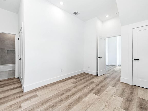 5th image of 319 N Nagle St