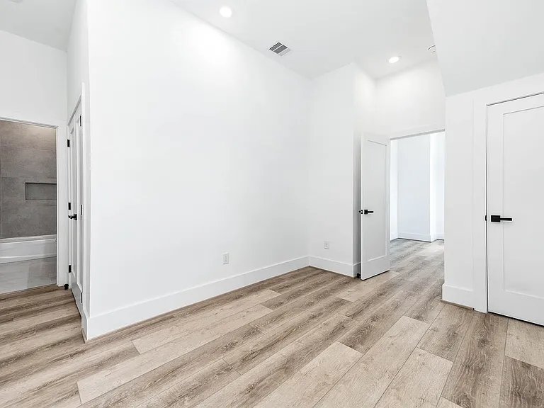 313 N Nagle St — Photo 8