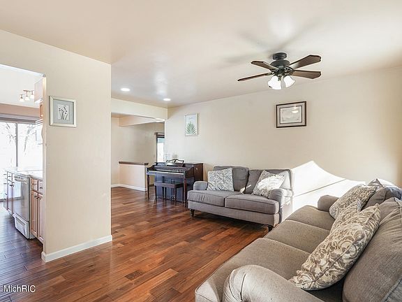 2nd image of 989 Springwood Dr SE