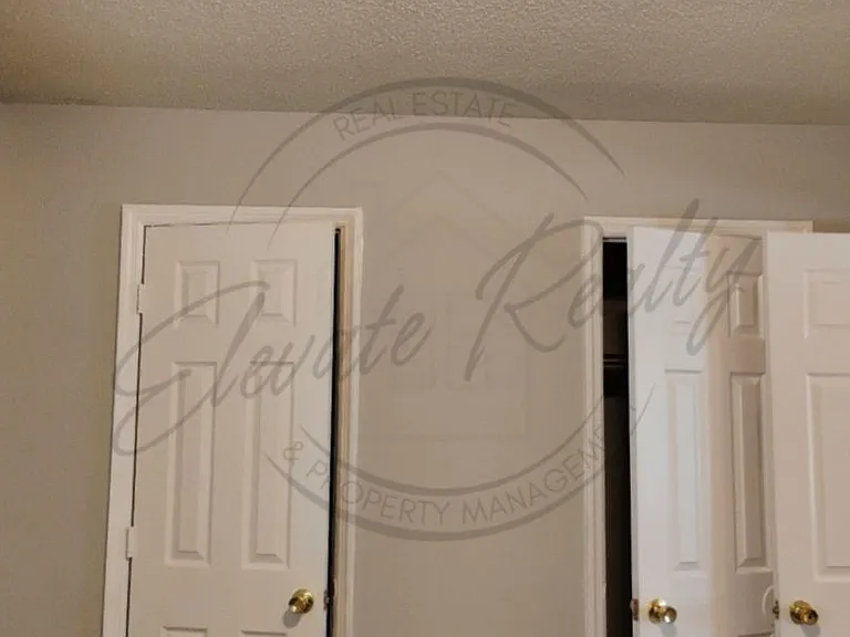 2437 Woodale Ln — Photo 21