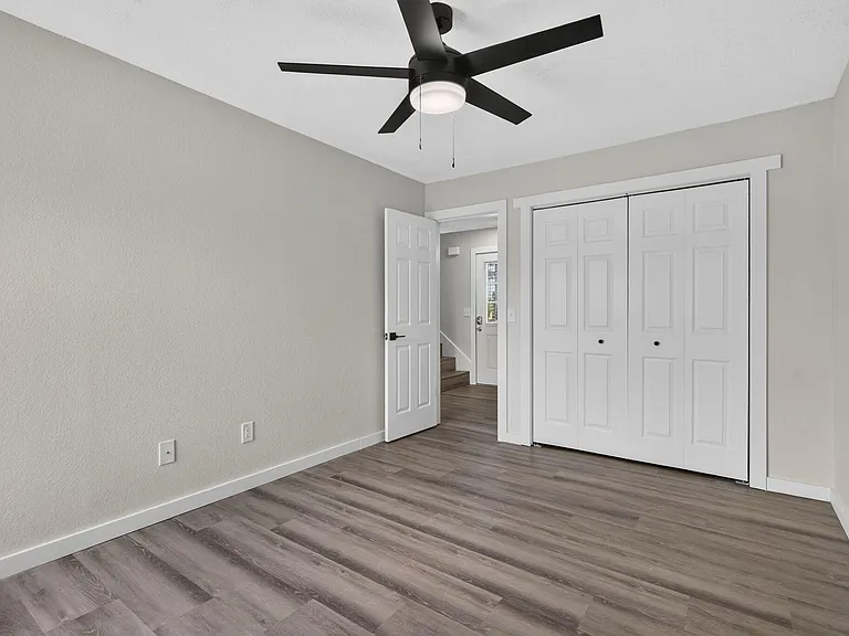 1030 E Elm St — Photo 16