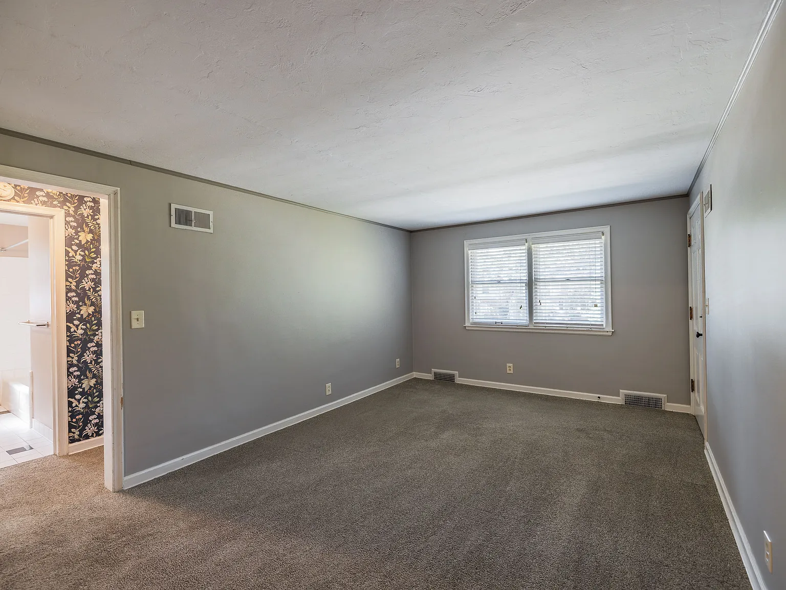 2 bed, 990 sqft, $889 — Photo 2