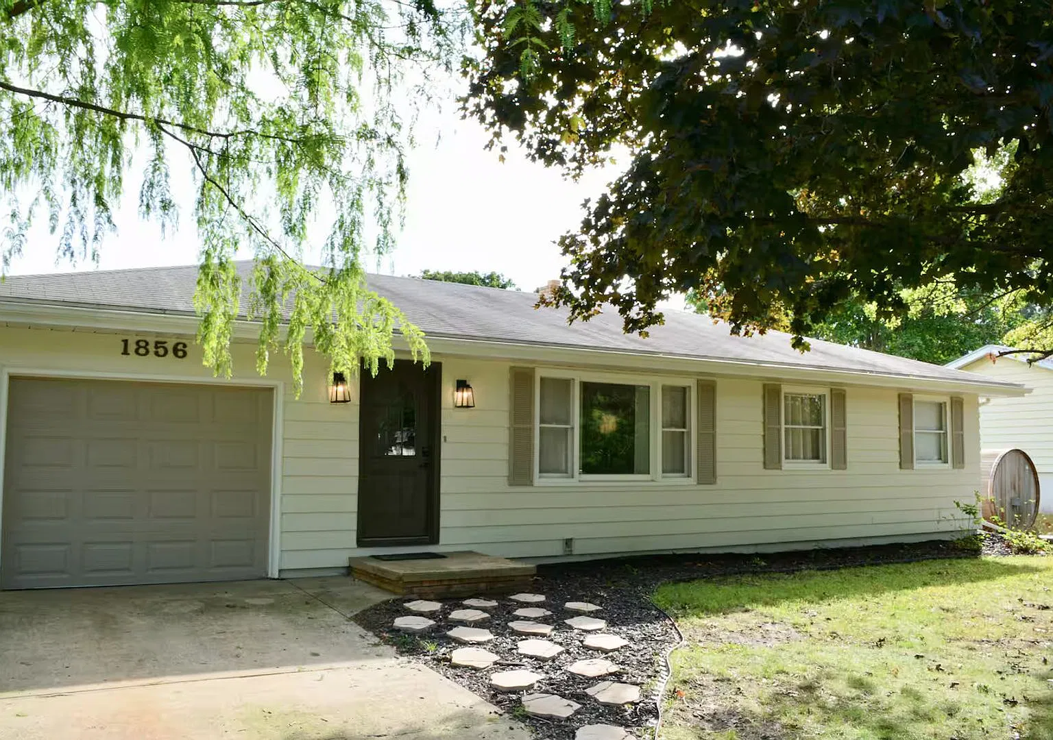 3-Bedroom, 1.5 Bathroom Furnisehd Home In Stevensville — Photo 1