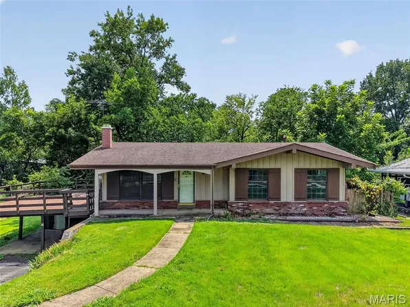 11104 Schuetz Rd, Saint Louis, MO 63146
