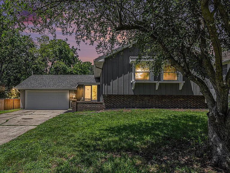 6704 Lakeshore Dr — Photo 2