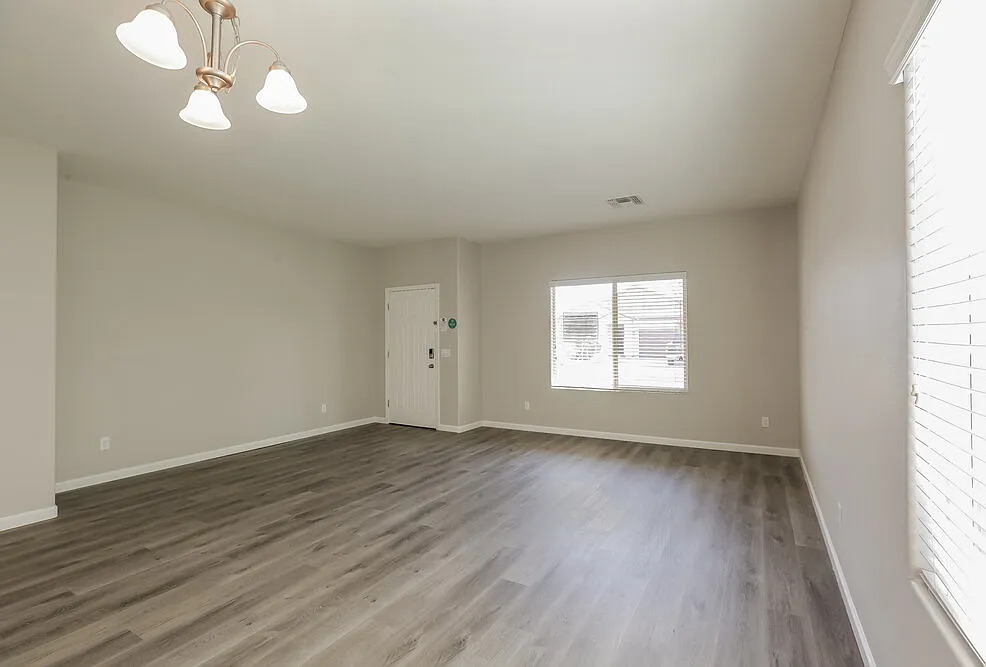 4 bed, 2.0 bath, 2072 sqft, $2,590 — Photo 4