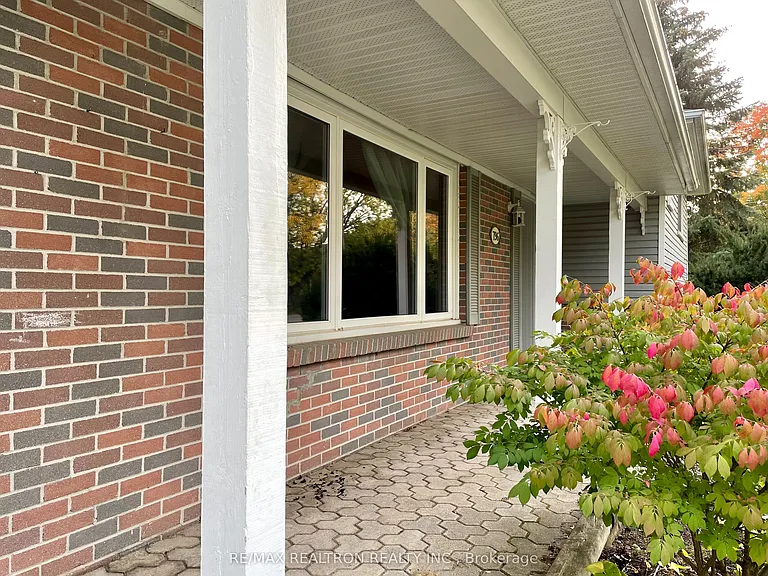 796 Arnold Cres #MAIN — Photo 3