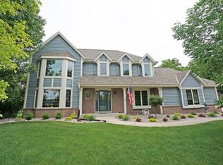 W280N1710 Golf View Dr, Pewaukee, WI 53072