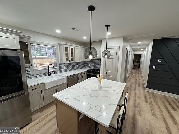 4th image of 2131 Holly Hill Dr