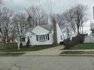 15 Pelham Pkwy, North Providence, RI 02911