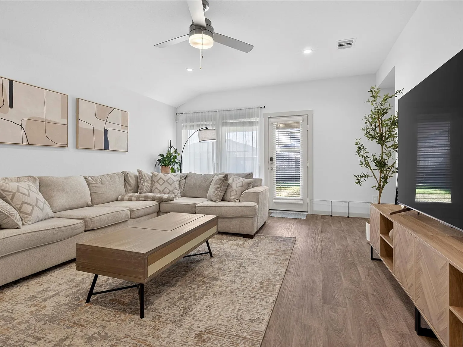 3 bed, 2.0 bath, 1690 sqft, $2,400 — Photo 4