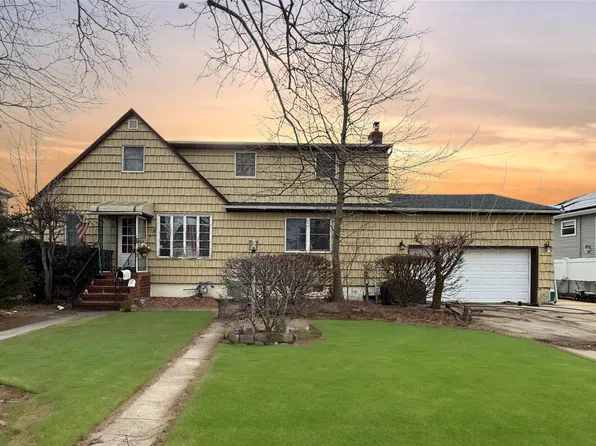 219 Granada Parkway, Lindenhurst, NY 11757