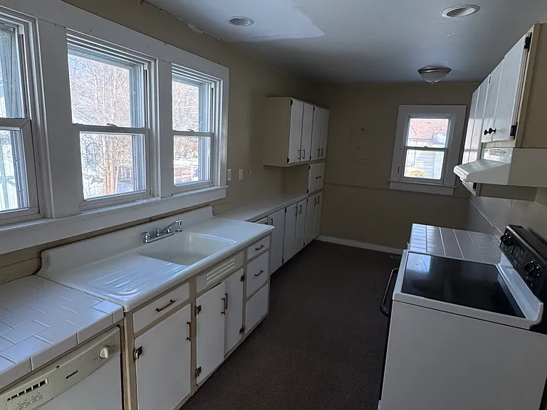 2305 Barnard St — Photo 3