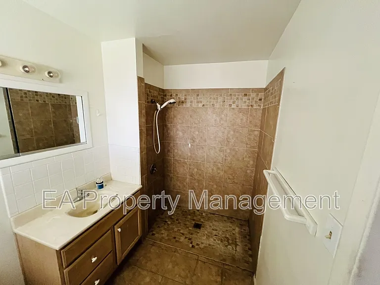 716 Dallas St NE — Photo 6