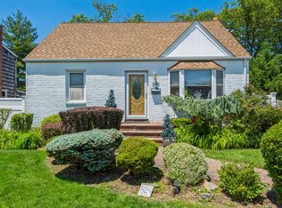 1424 Noel Ave, Hewlett, NY 11557