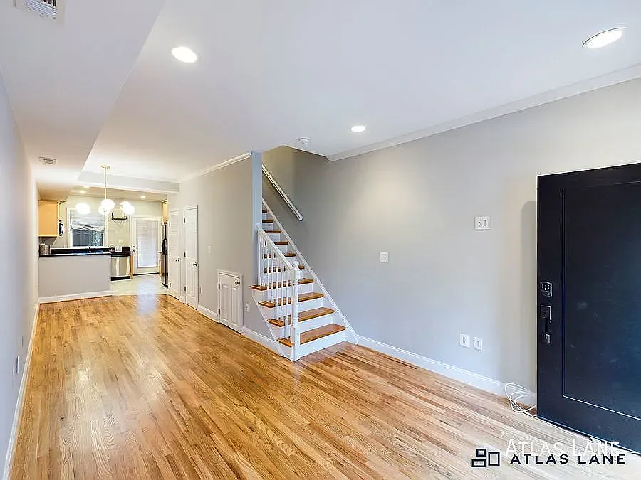 Living area/entrance - 921 W St NW