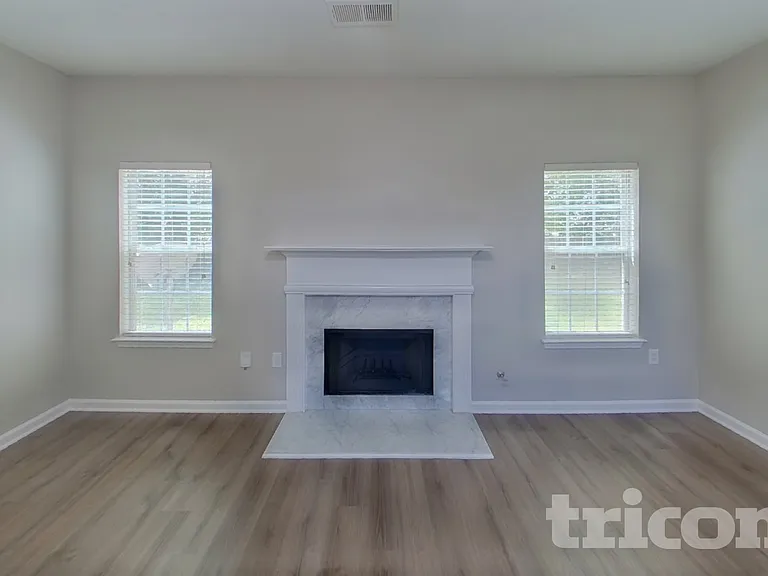 552 Howell Dr — Photo 2