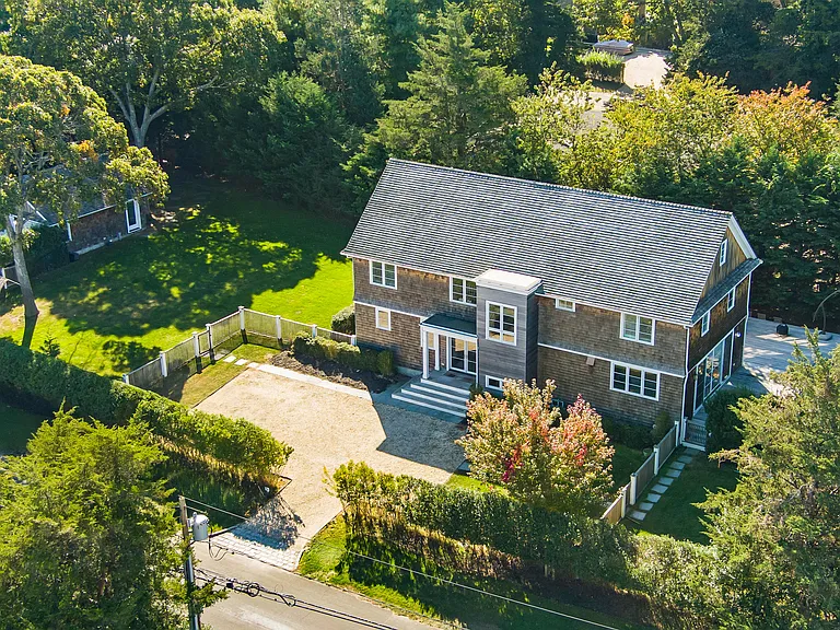 93 Redwood Rd — Photo 1