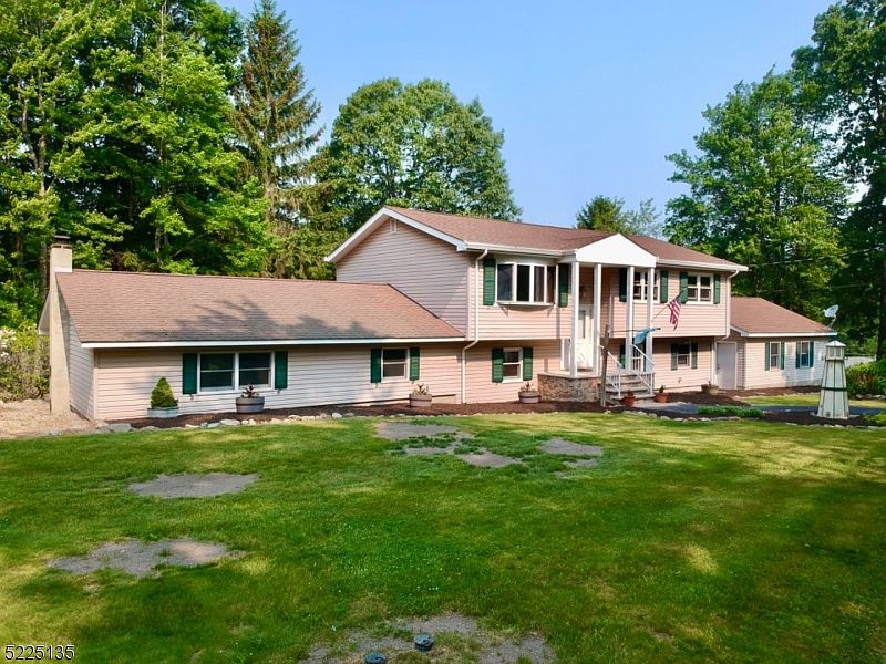 1st image of 15 Robinhood Ln
