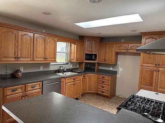 4th image of 835 Strawberry Ln