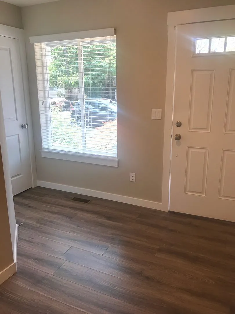 Mt. Scott-Arleta Newer Construction Home with AC, Attached Garage, Fenced Backyard — Photo 3