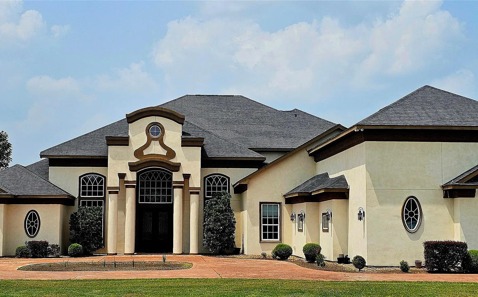 4 bed, 7.0 bath, 6302 sqft, $6,950 — Photo 1