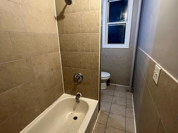 Bathroom (view 2)