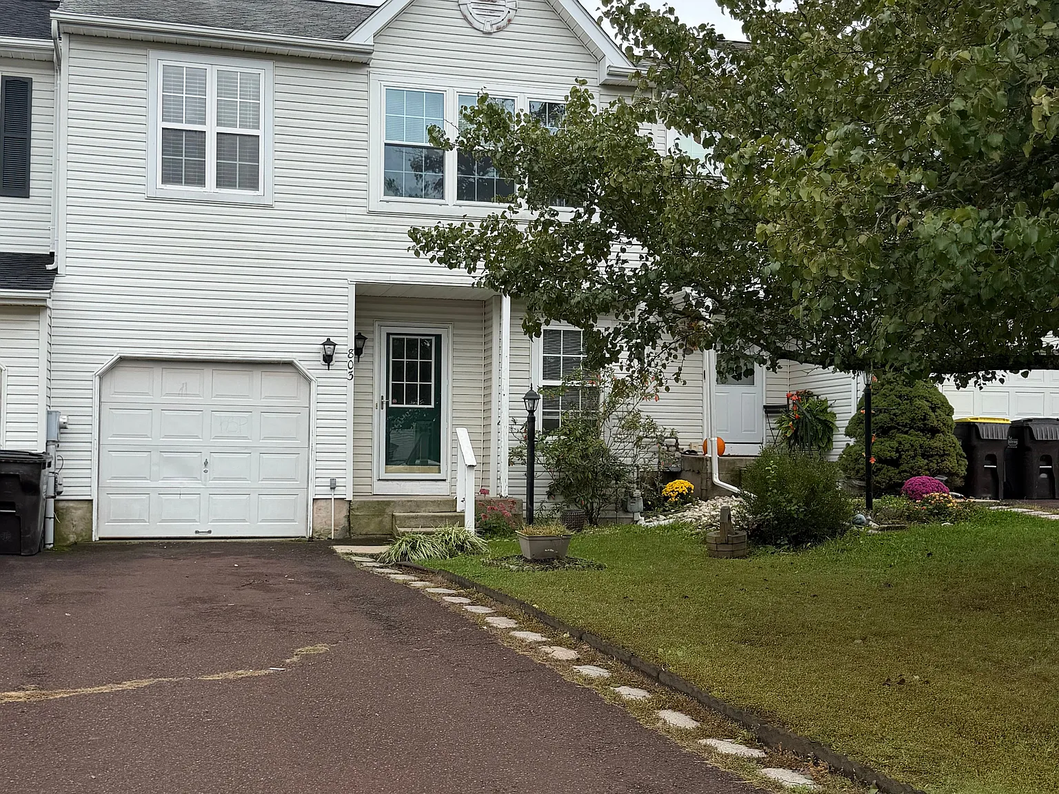 3 bed, 2.5 bath, 1662 sqft, $2,200 — Photo 1