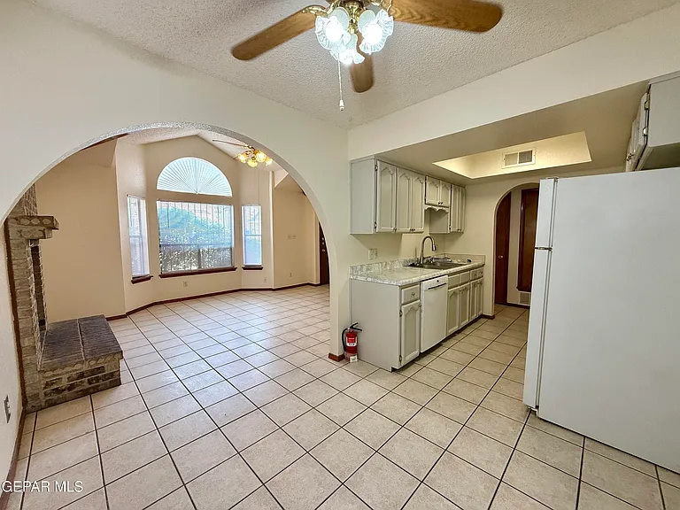764 Colchester Dr — Photo 7
