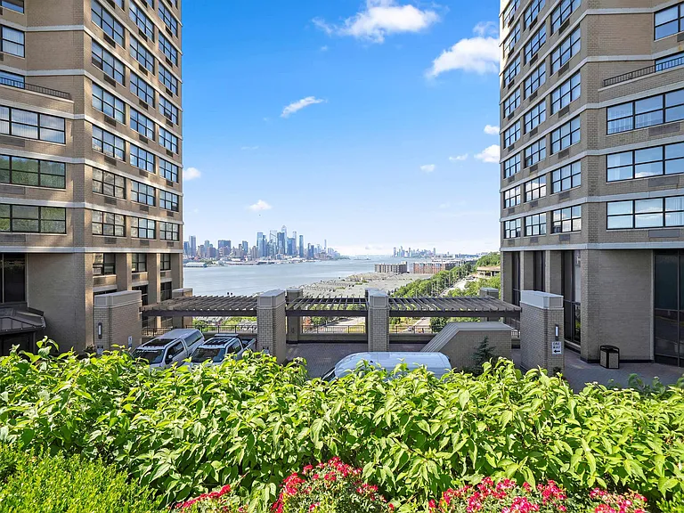 7002 Boulevard East #41-J — Photo 22