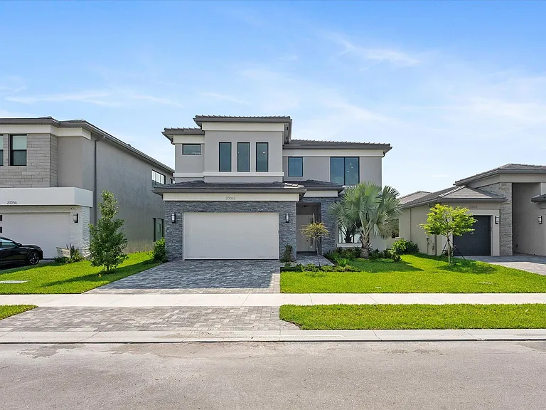 20062 Hirono Ln — Photo 2