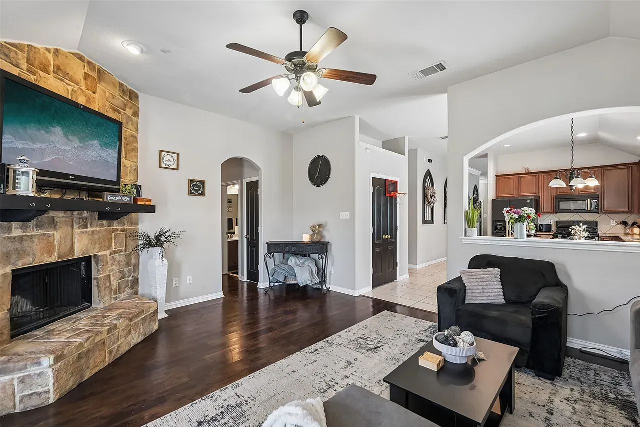 4 bed, 1942 sqft, $2,899 — Photo 4