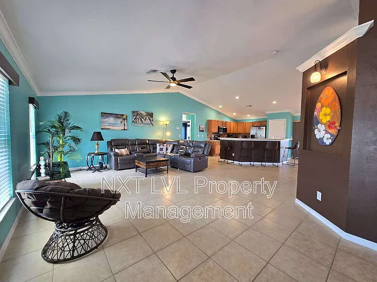 1401 SW Embers Ter — Photo 2
