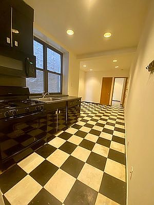 4th image of 231 E 50th St APT 4A