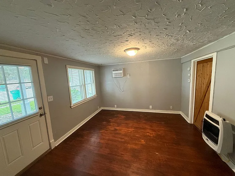 805 Rhodes Ave — Photo 3