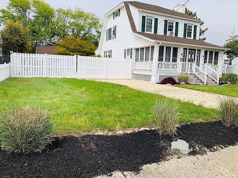 1st image of 208 Ceylon Ave