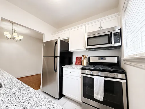 4633-4635 Jamieson Ave Photo 1