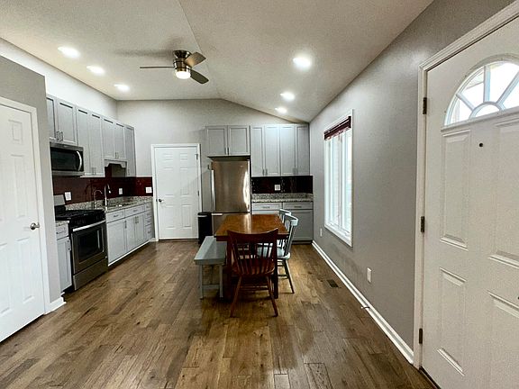3rd image of 831 Autumn Chase Ln
