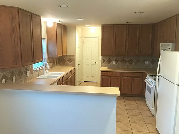 3rd image of 17406 Hoover Gardens Dr