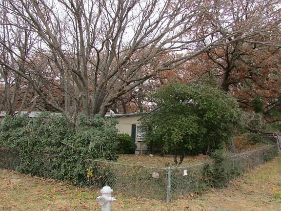 3rd image of 1901 Ravenwood Dr