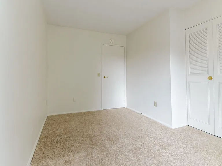 Windsor Gardens Apartments — Photo 98