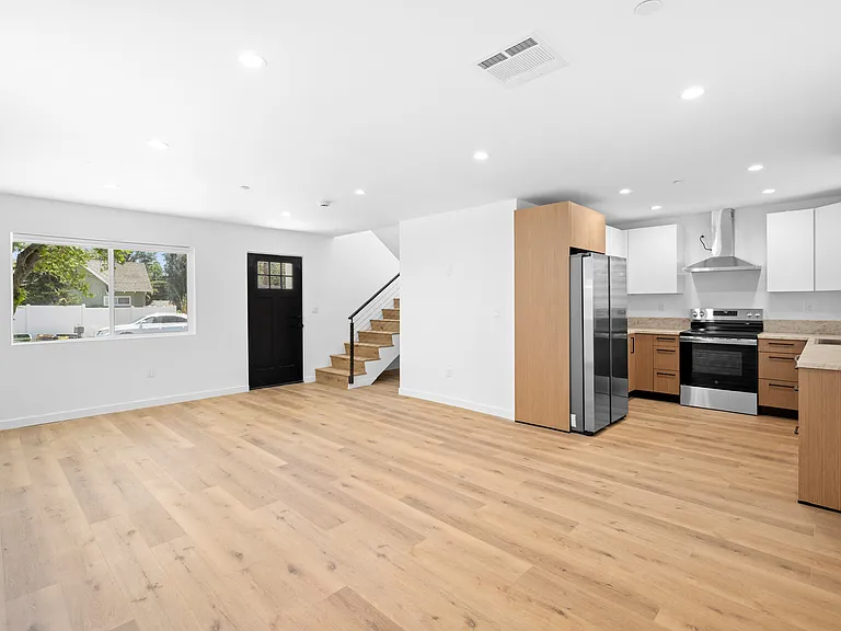 11049 Yarmouth Ave #49 — Photo 7